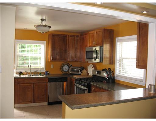 13 Leon Road Green Tree, PA 15220 - Photo 4 of 9 Kitchen.