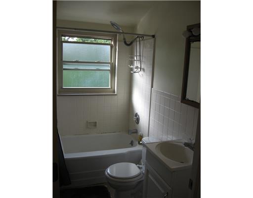 13 Leon Road Green Tree, PA 15220 - Photo 7 of 9 Full Bath.