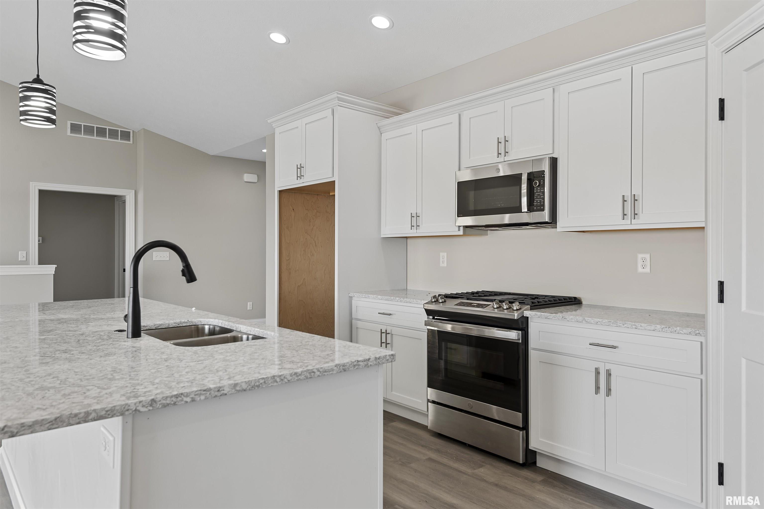 3801 Sugar Loaf Drive Springfield, IL 62711 - Photo 9 of 32