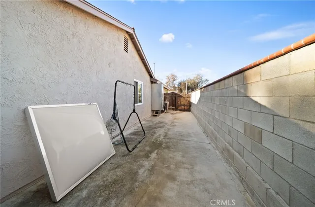 a view of entryway with workspace