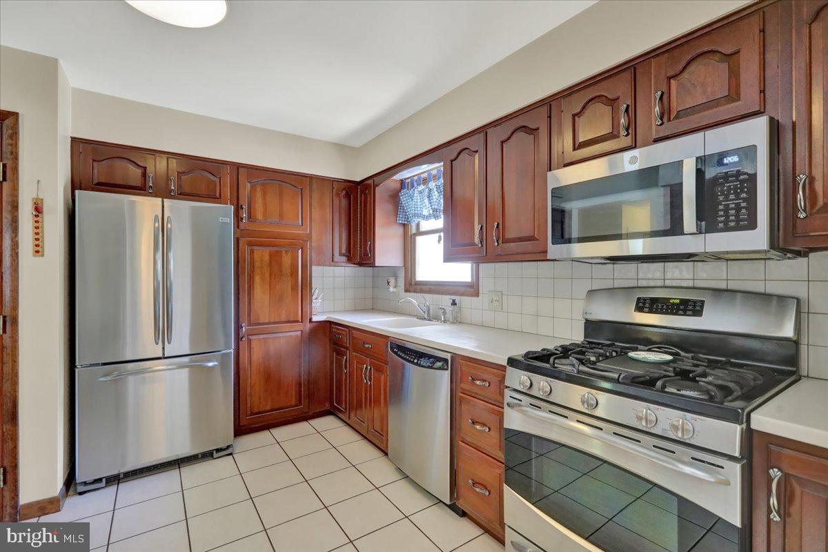 1649 Sherwood Road Reading, PA 19610 - Photo 7 of 37 a kitchen with stainless steel appliances granite countertop a refrigerator stove top oven and sink