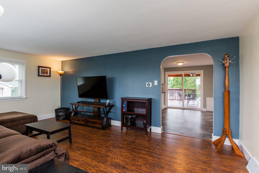 42 Harvest Road Lancaster, PA 17602 - Photo 4 of 37 Living room