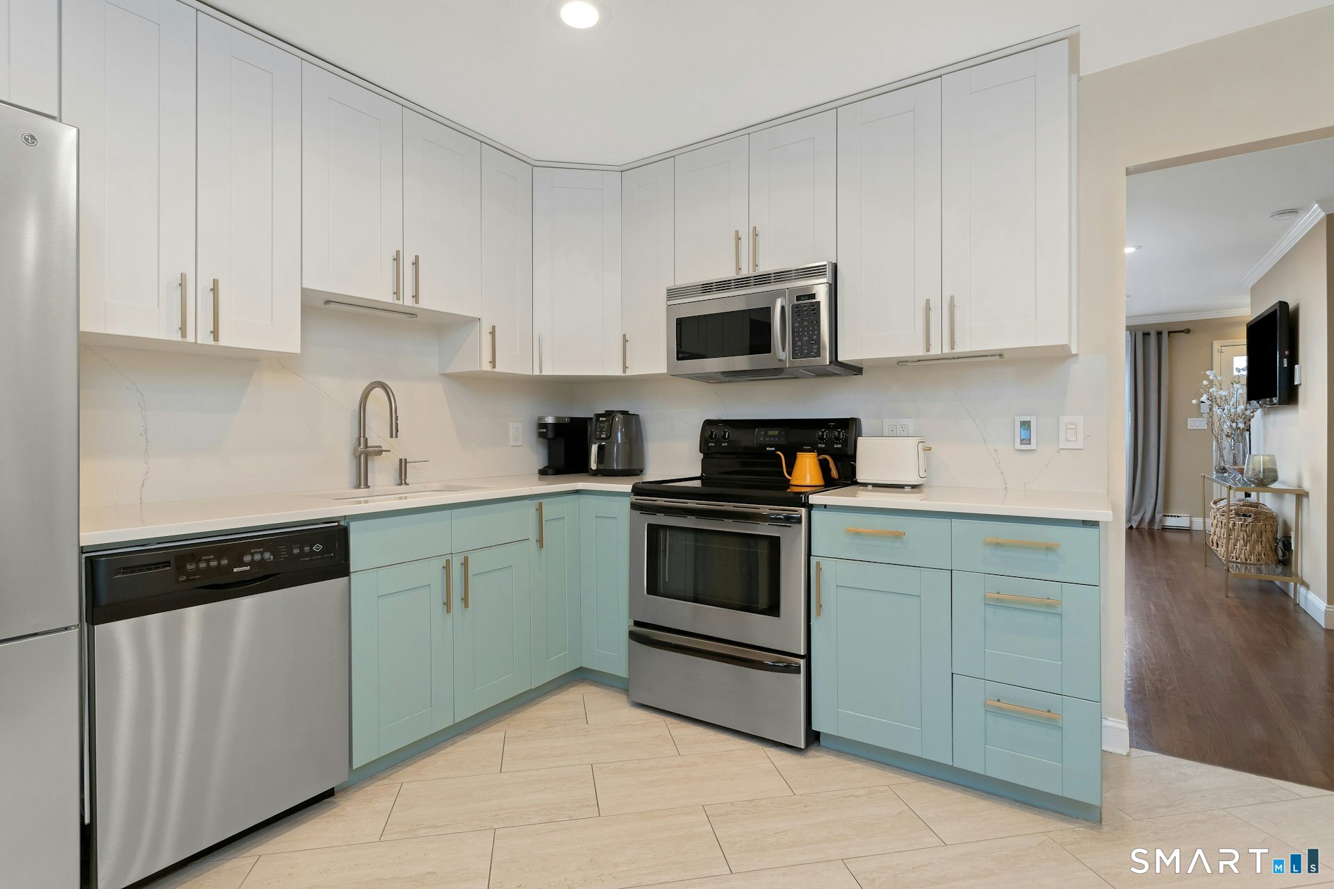 30 Maple Tree Avenue, Unit B Stamford, CT 06906 - Photo 10 of 27 Quartz countertops and backsplash