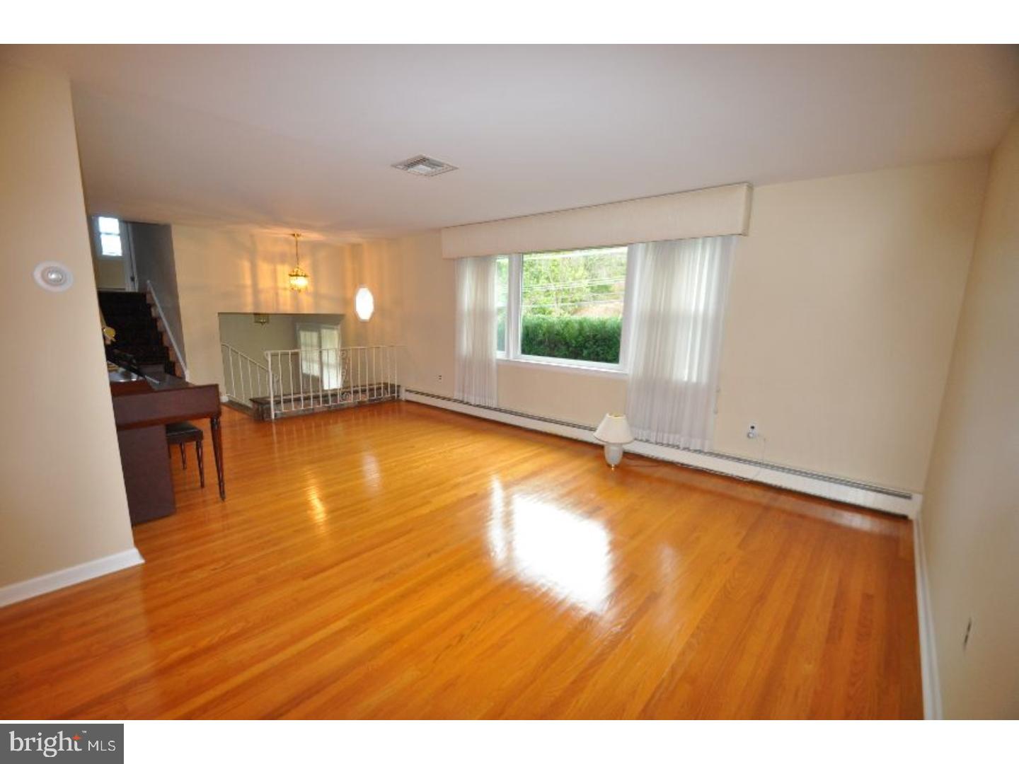 916 Shiloh Road West Chester, PA 19382 - Photo 3 of 25 Living Room