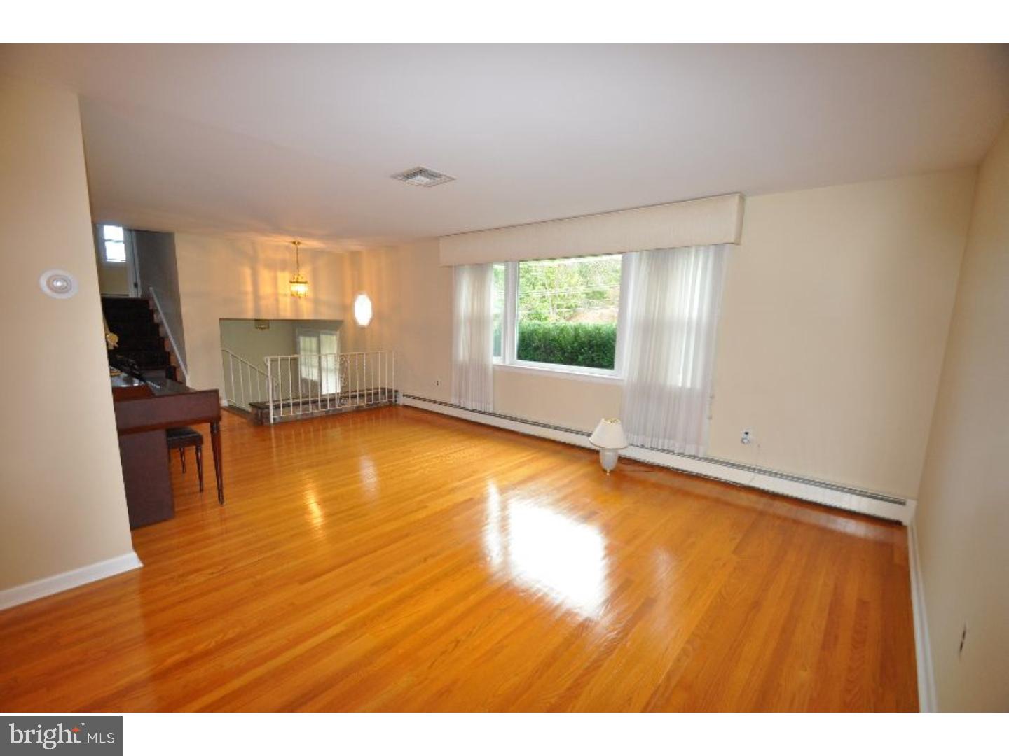 916 Shiloh Road West Chester, PA 19382 - Photo 8 of 25 Living Room