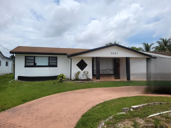 $580,000 | 6641 Emerald Lake Drive, Miramar, FL 33023