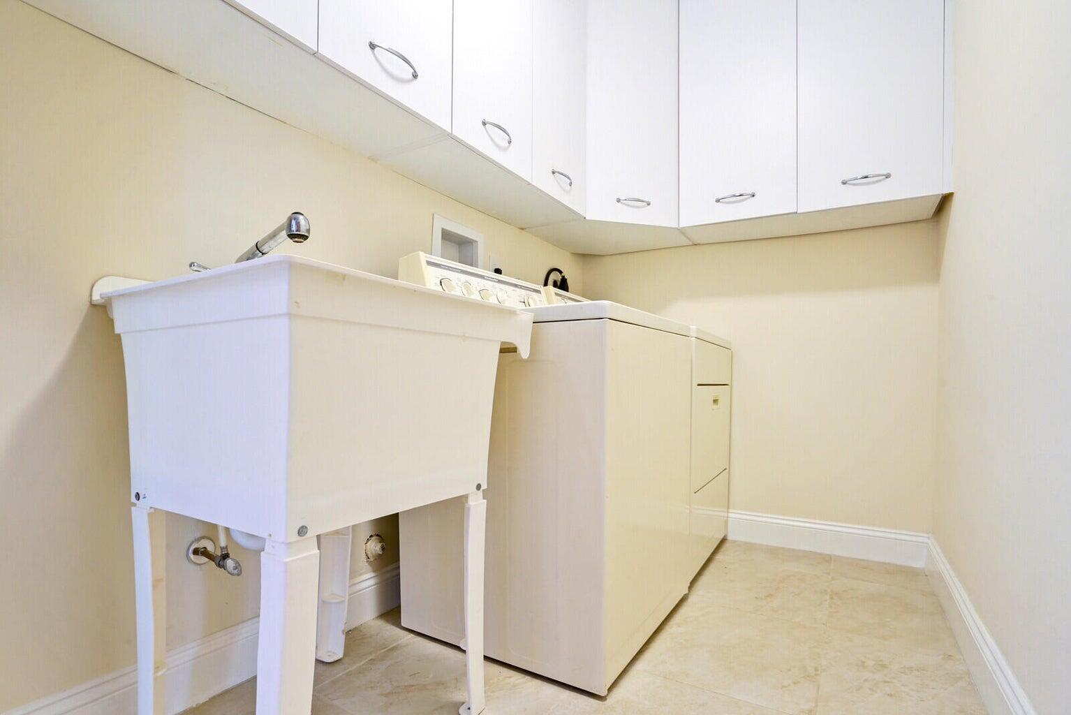 1104 Northeast 4th Drive Deerfield Beach, FL 33441 - Photo 16 of 37 Laundry