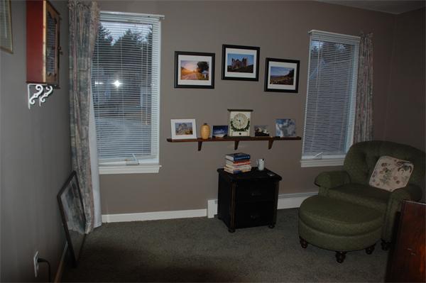 11 Longley Road, Unit G1 Shirley, MA 01464 - Photo 9 of 12 a living room with furniture and a window
