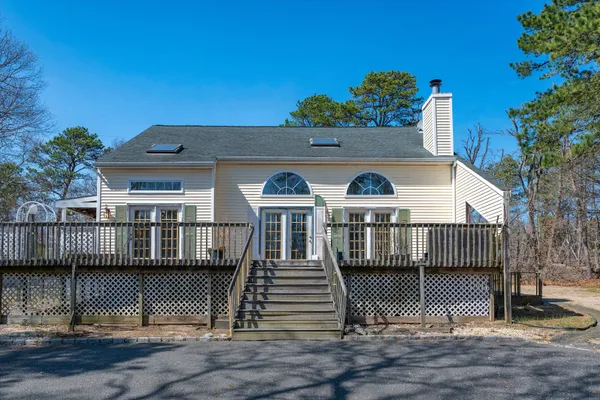 $849,000 | 221 East Montauk Highway, Hampton Bays, NY 11946