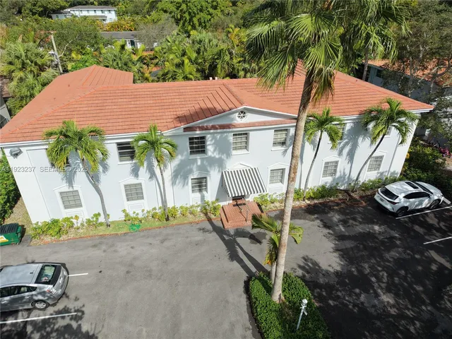 $685,000 | 73 Edgewater Drive, Unit 3, Coral Gables, FL 33133