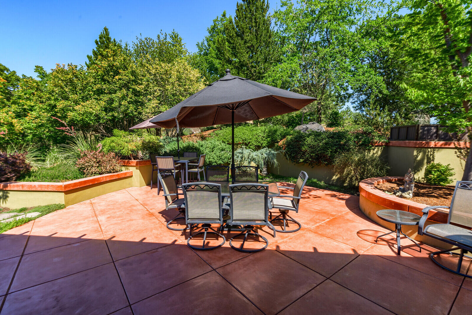 4922 Pioneer Road Medford, OR 97501 - Photo 57 of 70 Outside patio area