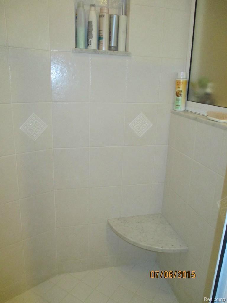 24520 Kelly Road Eastpointe, MI 48021 - Photo 13 of 37 IMG_0700.jpg