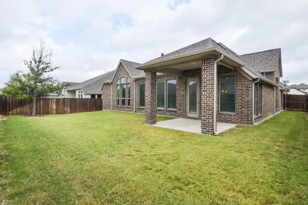 a view of a house with backyard and porch