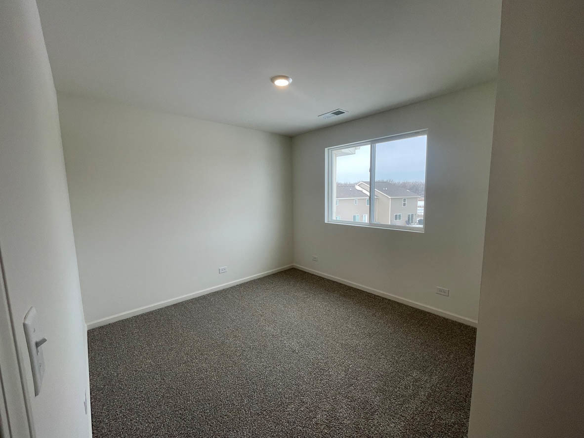778 Westbury Drive Cary, IL 60013 - Photo 18 of 29 an empty room with a window