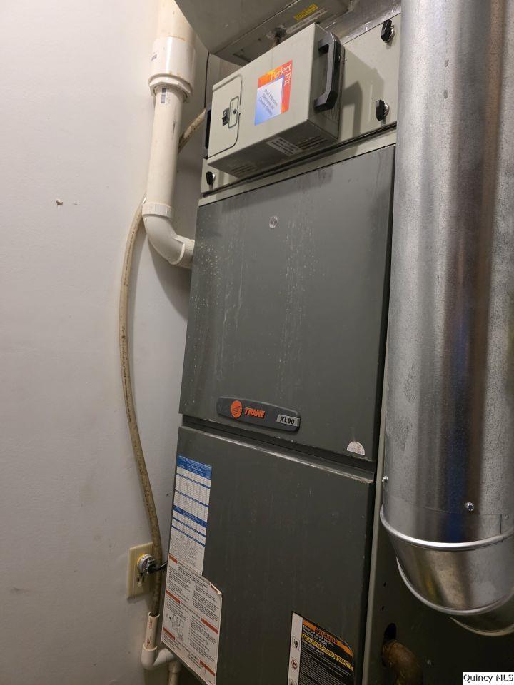 502 North Chestnut Street Versailles, IL 62378 - Photo 26 of 32 a close view of door with washer and dryer