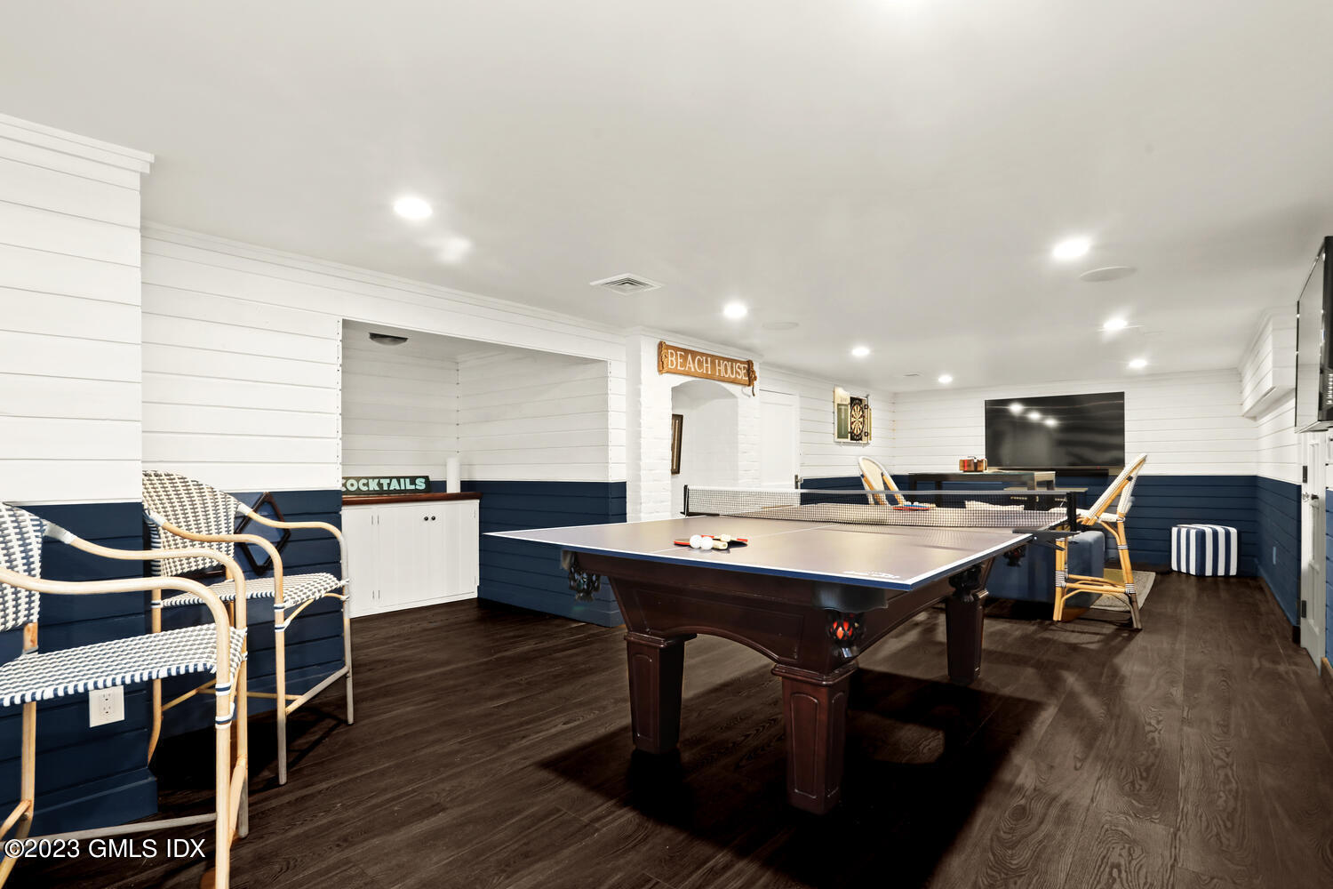 46 Ocean Drive North Stamford, CT 06902 - Photo 25 of 34 a large kitchen with a table and chairs