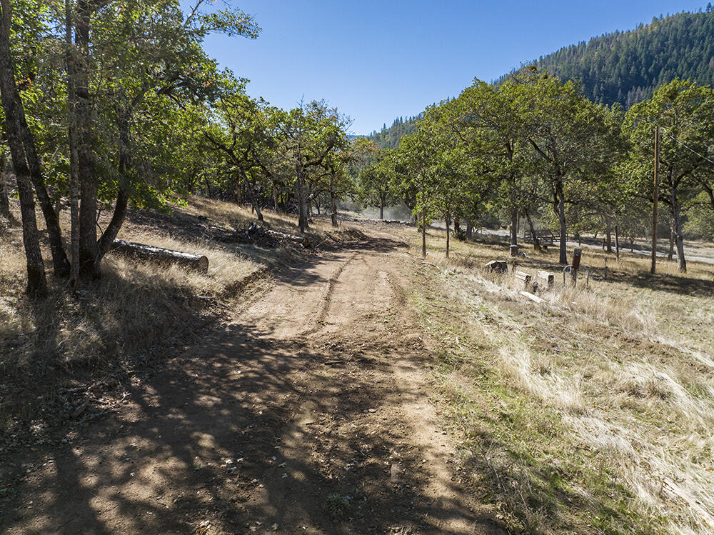 165 Hogan Road Jacksonville, OR 97530 - Photo 38 of 56 37
