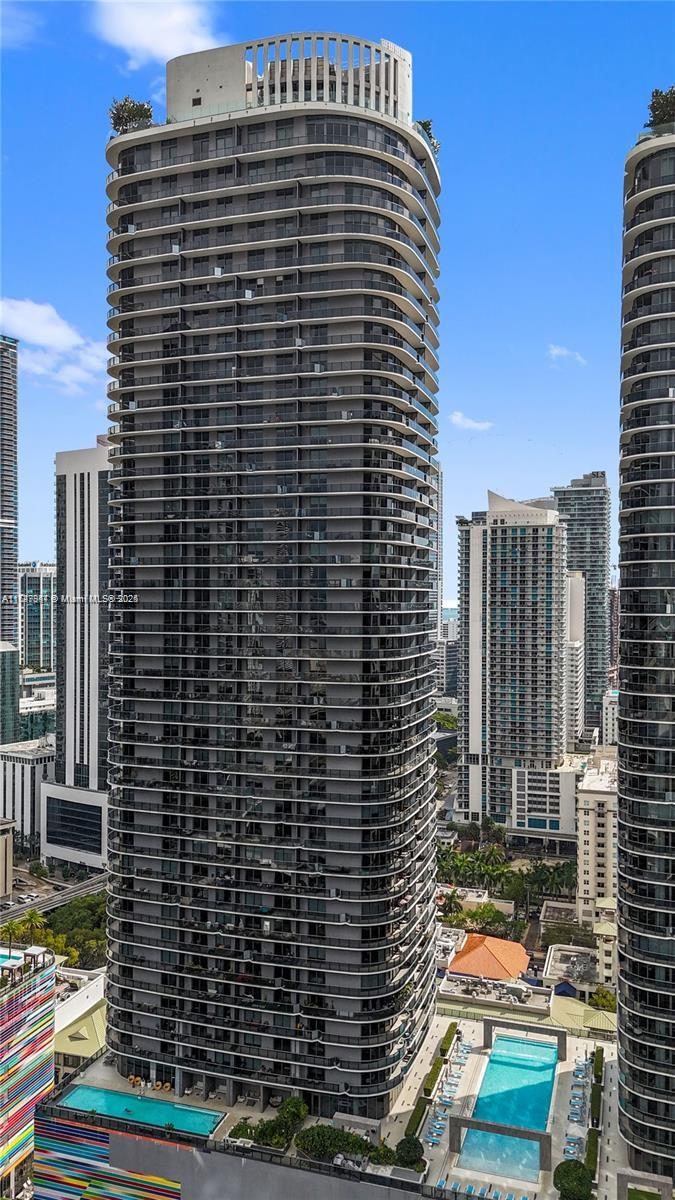 45 Southwest 9th Street, Unit 4703 Miami, FL 33130 - Photo 3 of 27 a view of a tall building