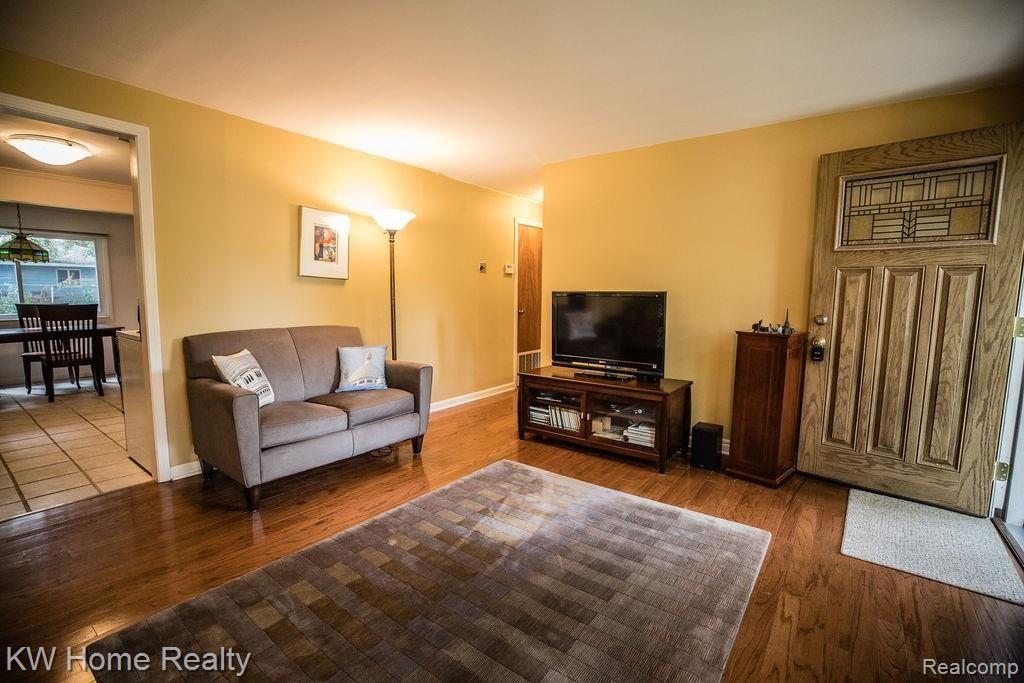 241 Ruppert Street Commerce Township, MI 48382 - Photo 6 of 51 7E8A4187.jpg
