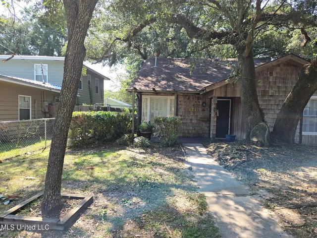$2,350 | 171 St Charles Avenue, Biloxi, MS 39530
