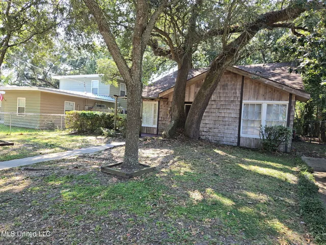 $2,350 | 171 St Charles Avenue, Biloxi, MS 39530