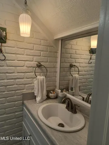 $2,350 | 171 St Charles Avenue, Biloxi, MS 39530