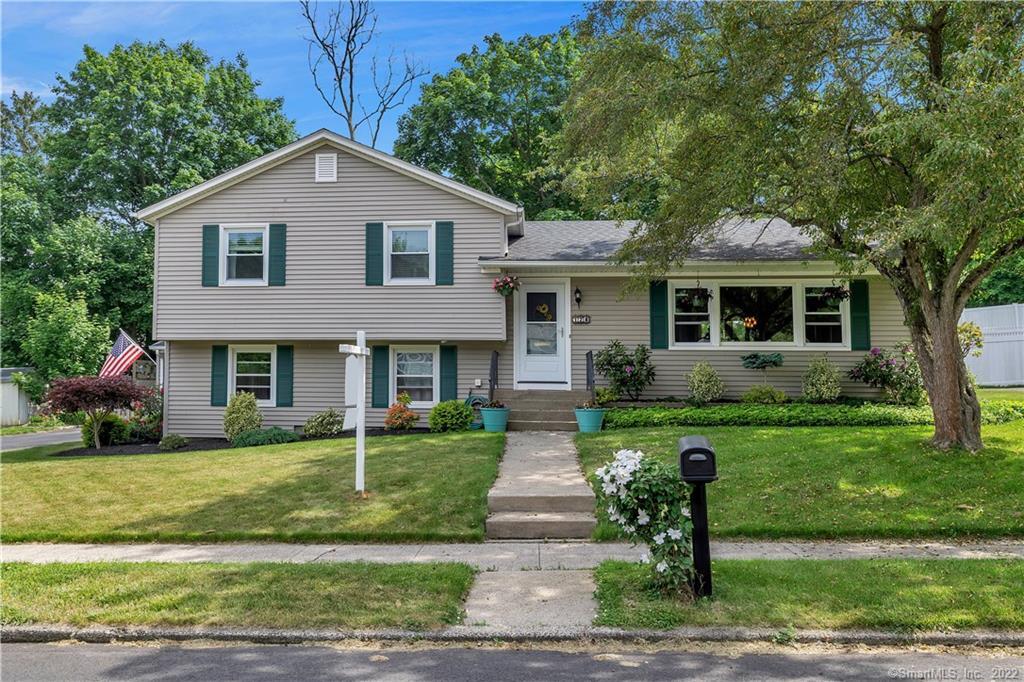 WELCOME HOME... 128 Sandquist Circle sits within a quiet neighborhood within the Dunbar Hill elementary school district. Surrounded by other well maintained homes, enjoy an easy stroll on the sidewalk.