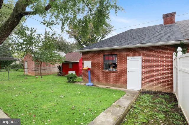 a front view of house with yard
