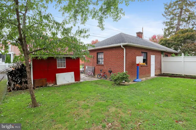 a view of front of a house with a yard