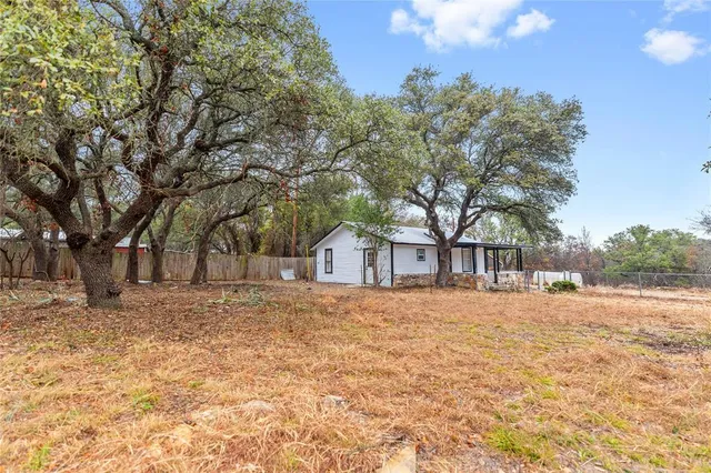 a view of a yard with a house