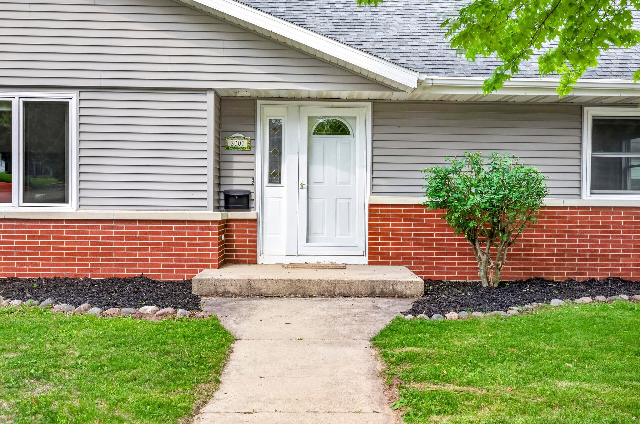 2001 North Douglas Street Appleton, WI 54914 - Photo 4 of 46