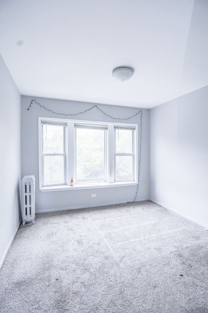 4400 North Magnolia Avenue, Unit 321 Chicago, IL 60640 - Photo 8 of 12 an empty room with windows