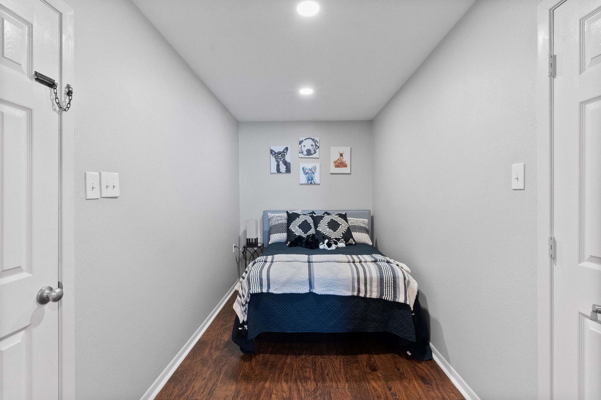 154 Point Drive Onalaska, TX 77360 - Photo 24 of 46 a bedroom with a bed and a table