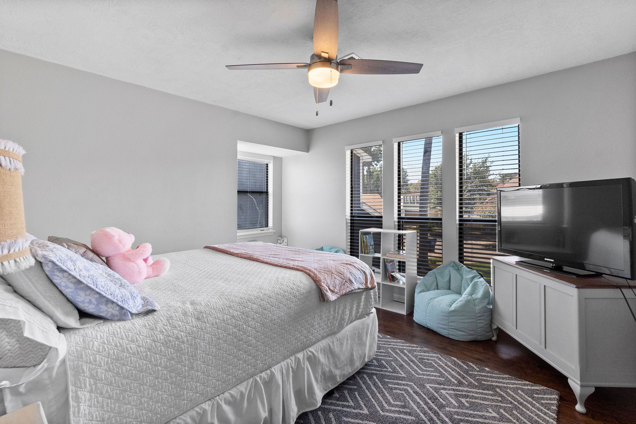 154 Point Drive Onalaska, TX 77360 - Photo 28 of 46 a bedroom with double bed and a chandelier