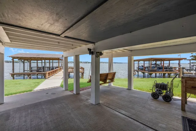 a view of a house with yard and porch