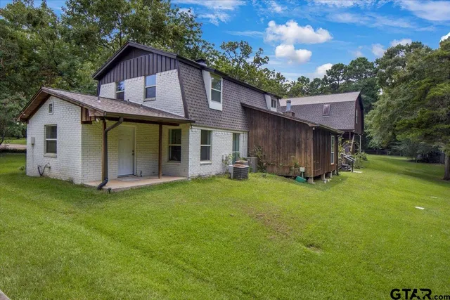 a view of a house with backyard and garden