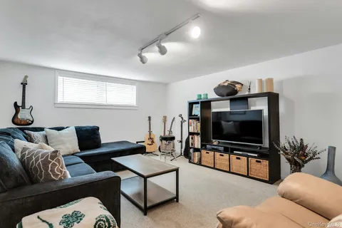 $879,000 | 17 Meadowfield Lane, Glen Cove, NY 11542