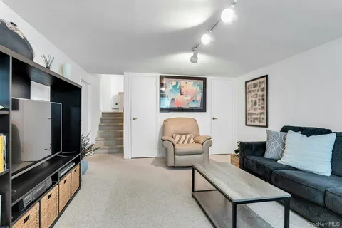 $879,000 | 17 Meadowfield Lane, Glen Cove, NY 11542