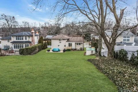 $879,000 | 17 Meadowfield Lane, Glen Cove, NY 11542