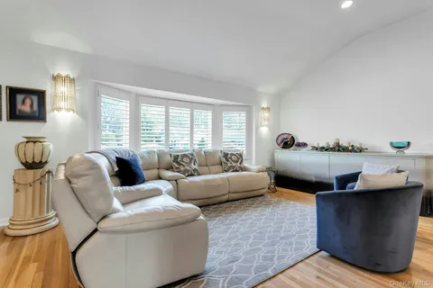 $879,000 | 17 Meadowfield Lane, Glen Cove, NY 11542