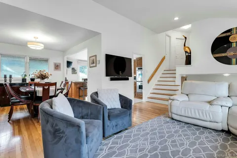 $879,000 | 17 Meadowfield Lane, Glen Cove, NY 11542