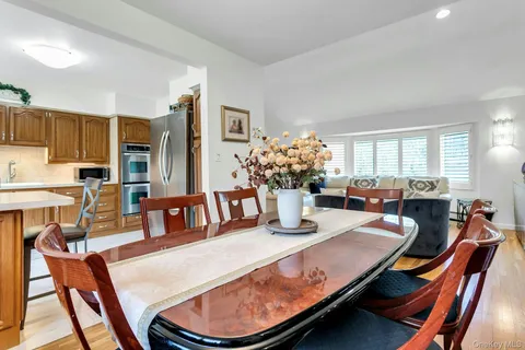 $879,000 | 17 Meadowfield Lane, Glen Cove, NY 11542