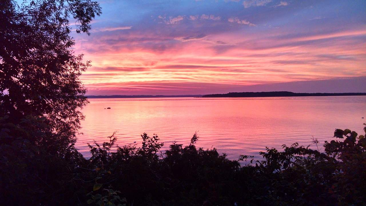 1989 Island View Road Traverse City, MI 49686 - Photo 4 of 40 1844391-3.JPG