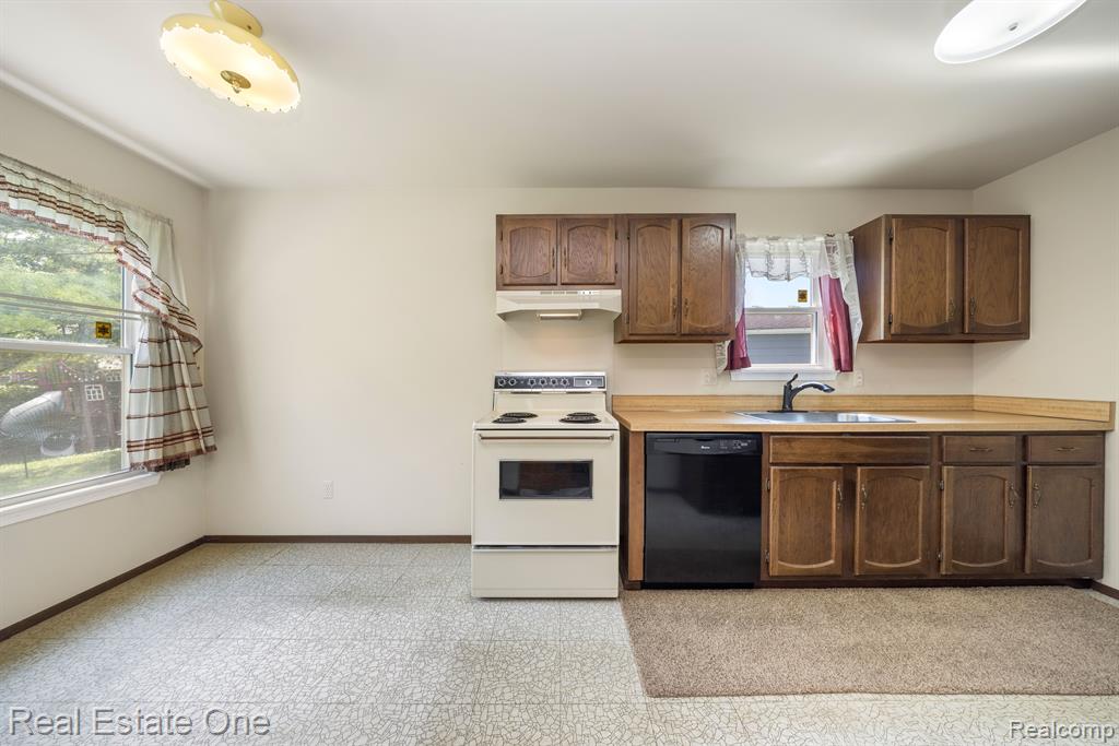 24556 Park Ridge Court Novi, MI 48375 - Photo 16 of 34