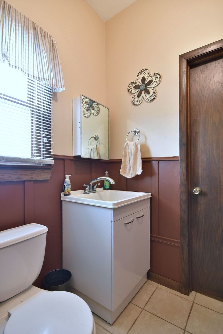 18824 Ruth Drive Mokena, IL 60448 - Photo 23 of 29 a bathroom with a sink a toilet and mirror