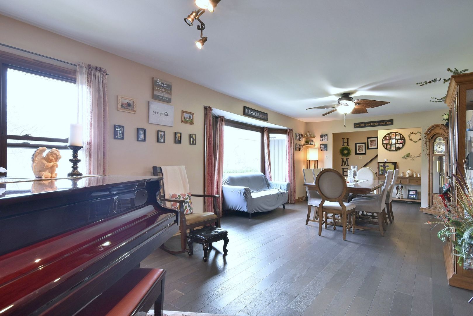 18824 Ruth Drive Mokena, IL 60448 - Photo 8 of 29 a living room with furniture and wooden floor