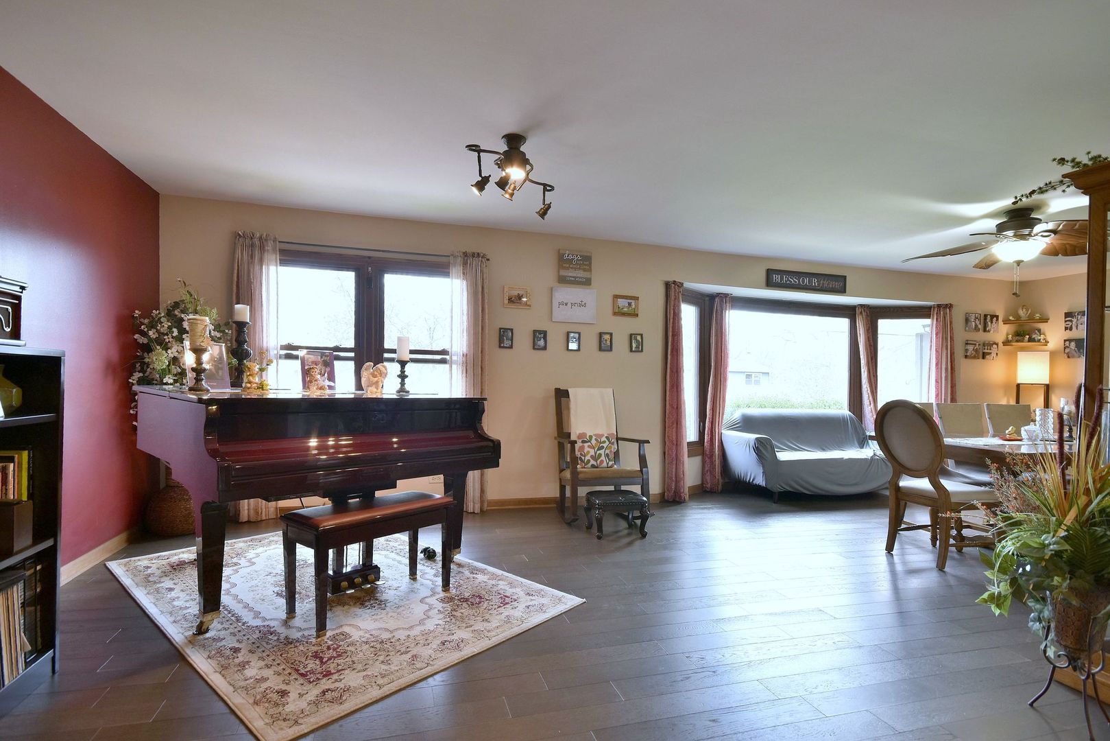 18824 Ruth Drive Mokena, IL 60448 - Photo 9 of 29 a living room with furniture two window and a table