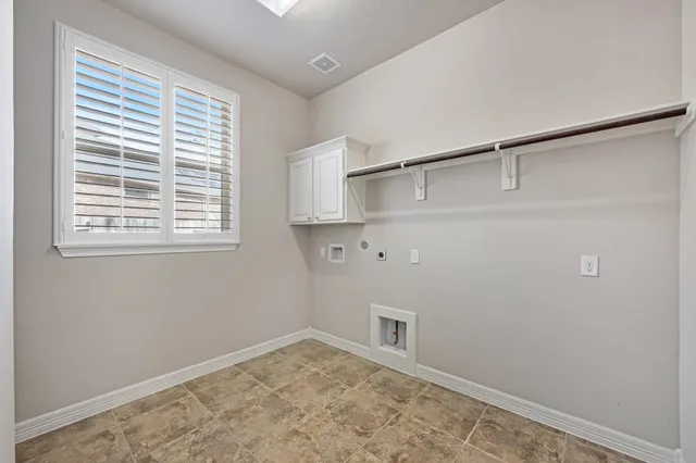 $660,000 | 33931 Mill Creek Way, Pinehurst, TX 77362