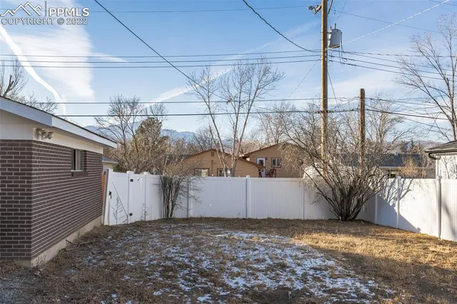 a view of a yard with a house