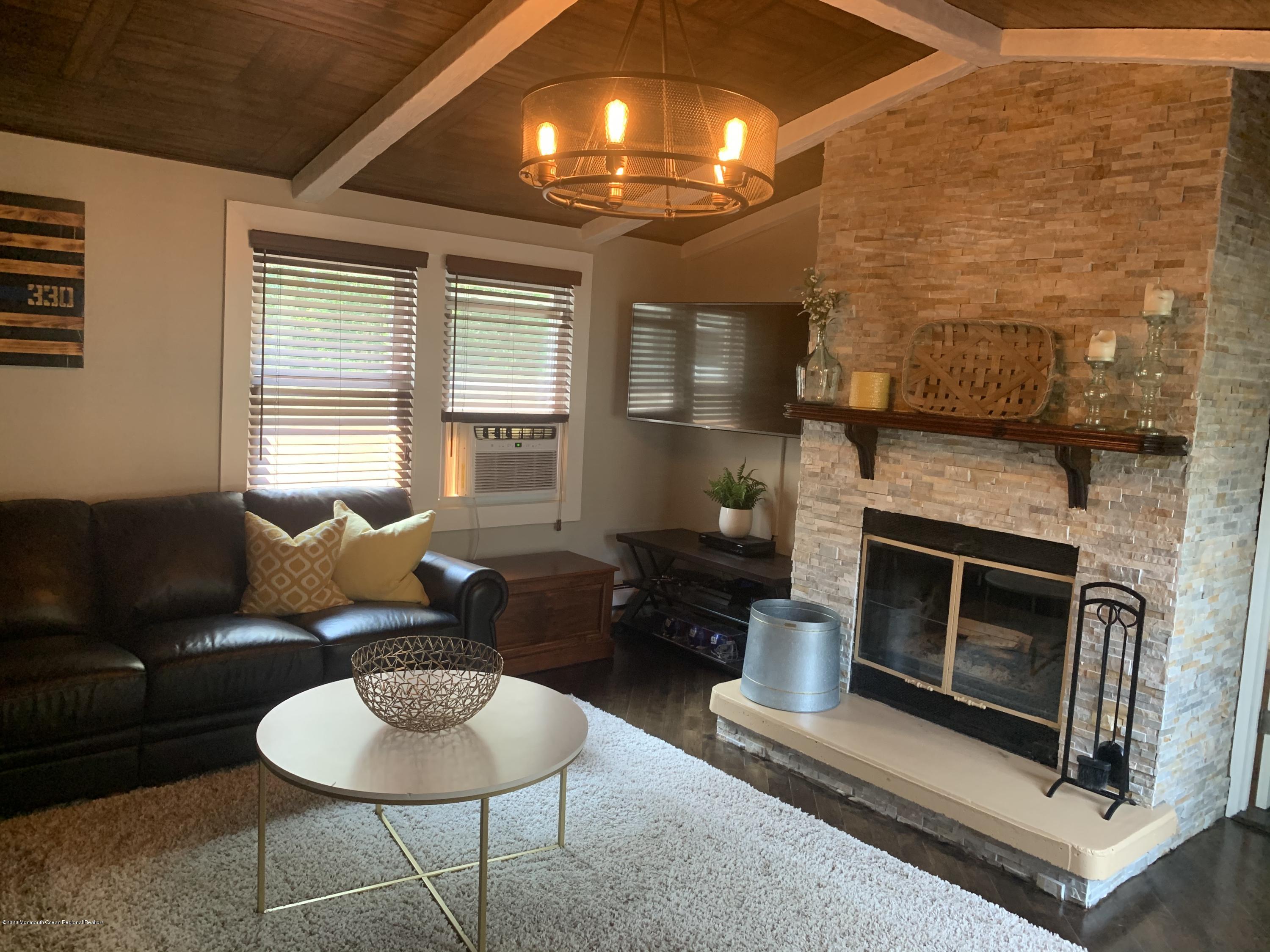 51 Thompson Bridge Road Jackson, NJ 08527 - Photo 15 of 60 Living room 1